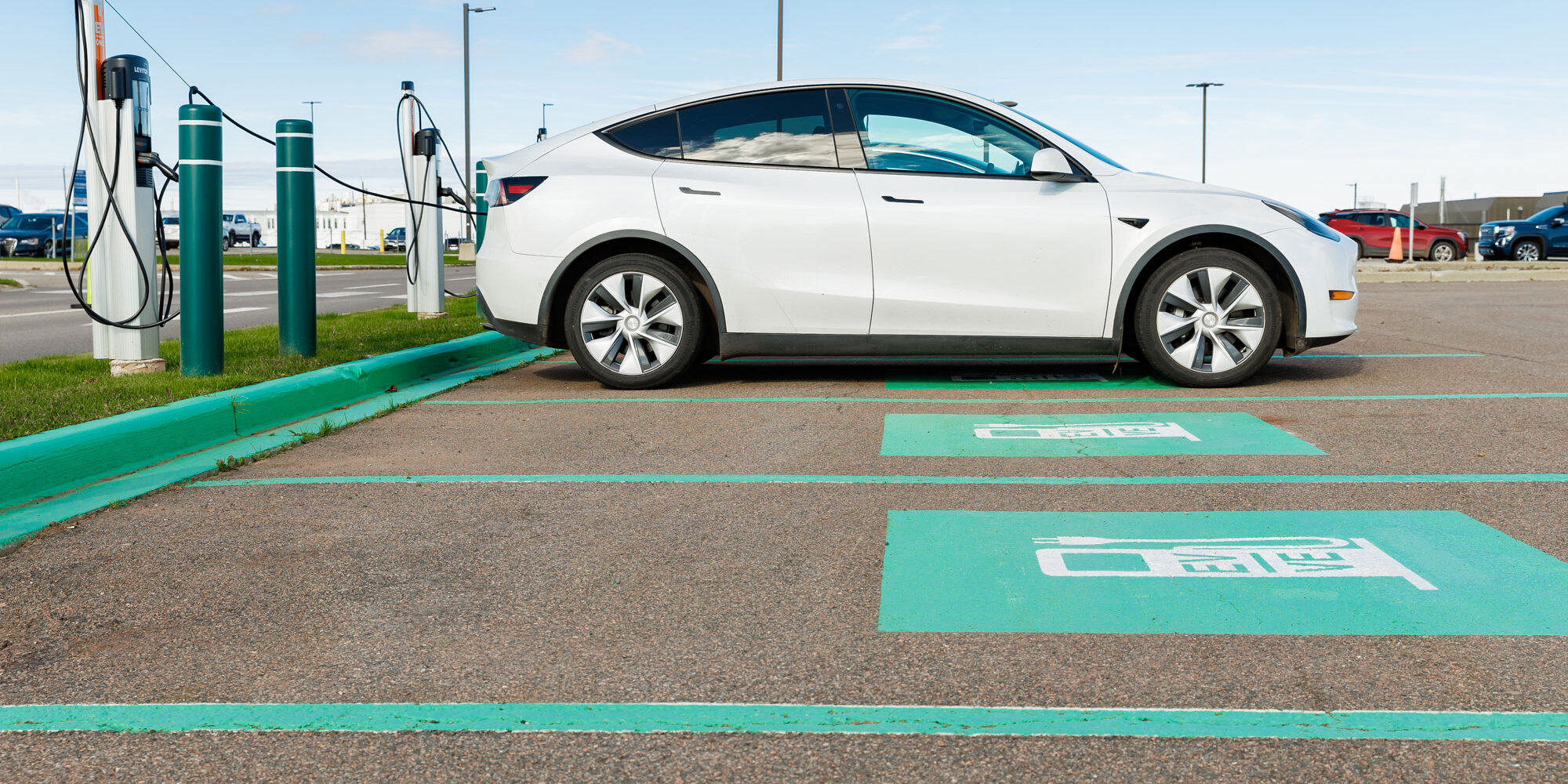 Véhicule électrique en recharge